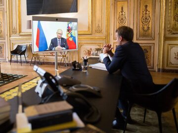 Emmanuel Macron podczas wideokonferencji w Władimirem Putinem