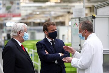 Emmanuel Macron w maseczce ochronnej