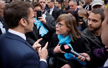 Emmanuel Macron w rozmowie z protestującymi