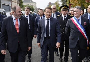 Emmanuel Macron (w środku)