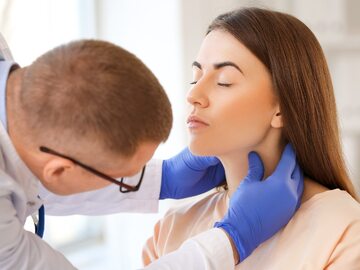 Endokrynolog bada tarczycę