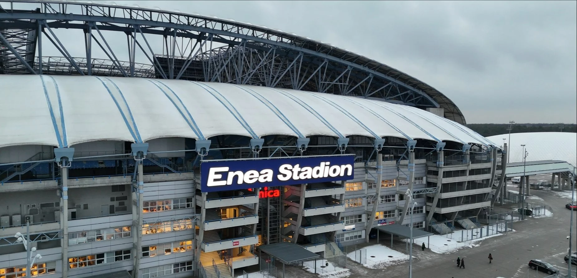 Enea na dachu poznańskiego stadionu