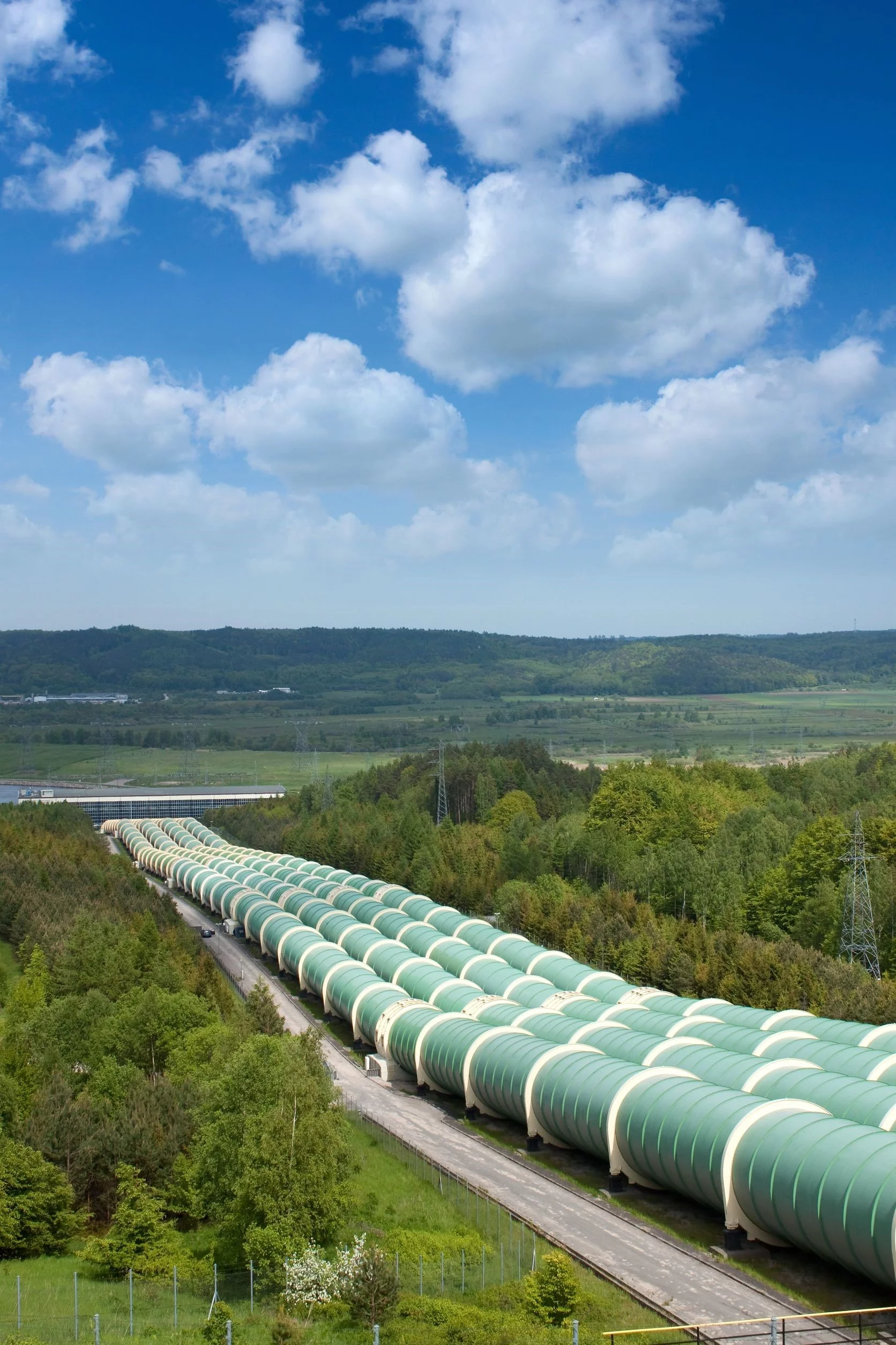 Elekrownie szczytowopompowe to najpowszechniejszy sposób magazynowania energii. Do PGE należy największa w Polsce położona nad Jeziorem Żarnowieckim