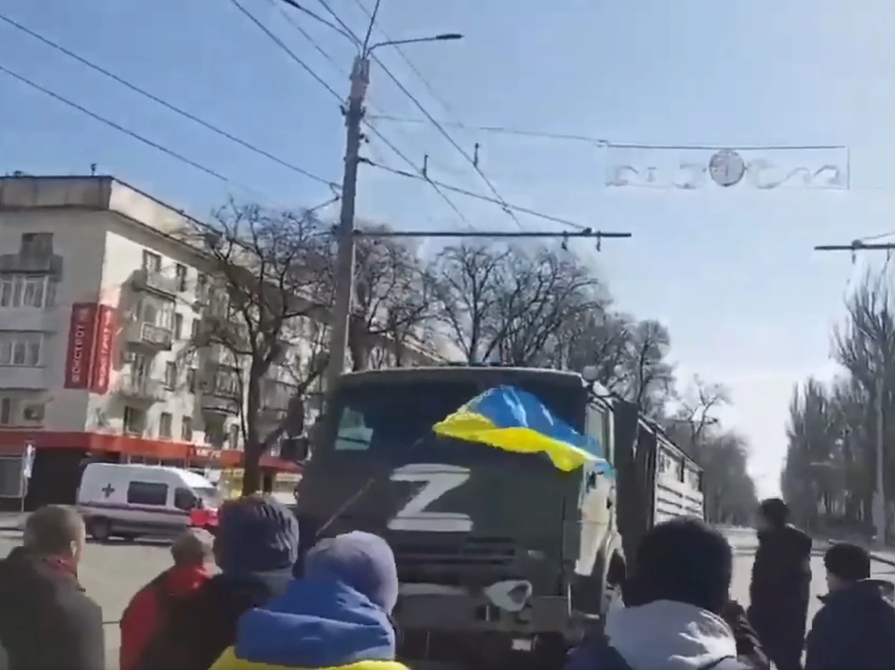 Protest w Chersoniu, rosyjski czołg z literą "Z" wycofuje się