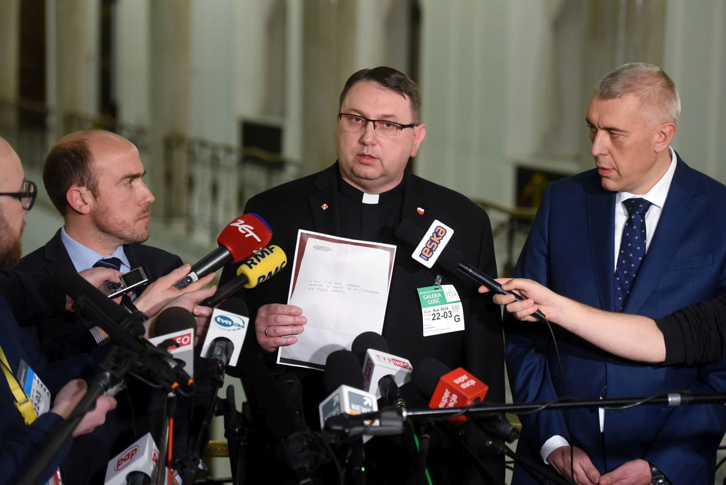 Poseł PO Borys Budka, ks. Tomasz Jegierski i mec. Roman Giertych