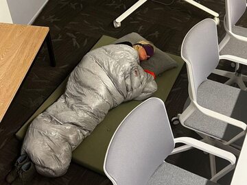 Esther Crawford śpiąca w Twitter HQ