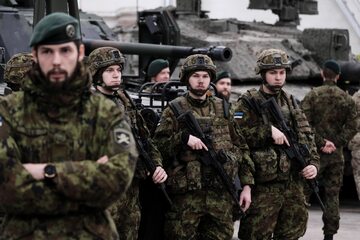 Estońscy żołnierze podczas spotkania w bazie w Tapie w sprawie pomocy dla Ukrainy