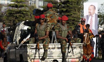 Etiopscy żołnierze na ulicach Addis Abeby. W tle plakat ze zdjęciem premiera Abiya Ahmeda Alego