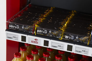 Etykiety PESL od Saule Technologies na jednej ze stacji PKN Orlen