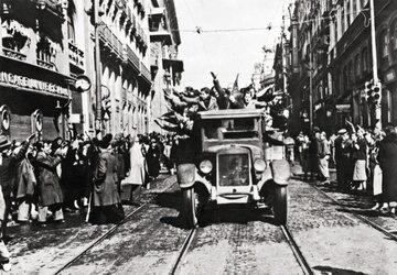 Euforia po zwycięstwie  i faszystowskie pozdrowienia  – Madryt, 31.03.1939 r.