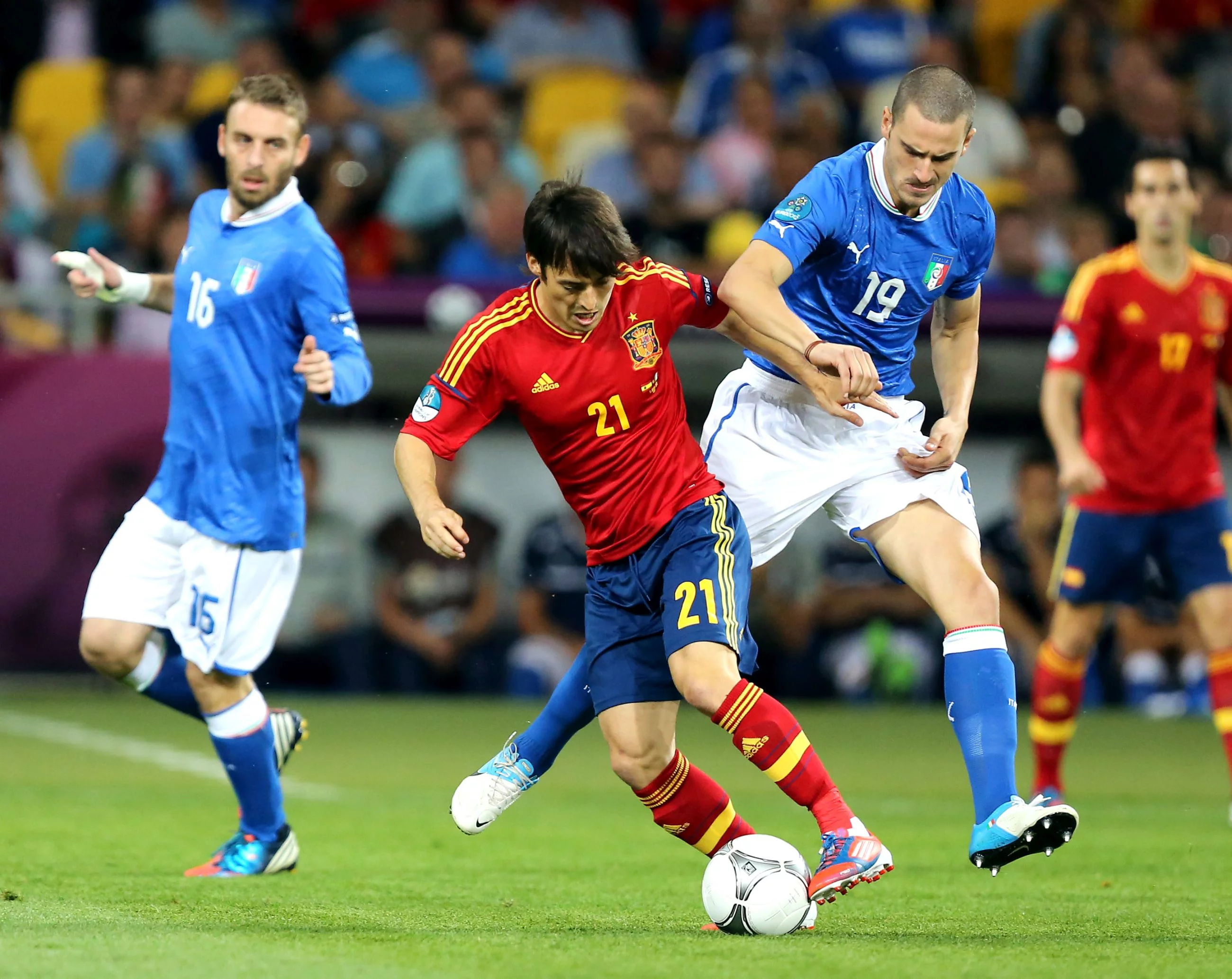 David Silva i Leonardo Bonucci podczas finału Euro 2012