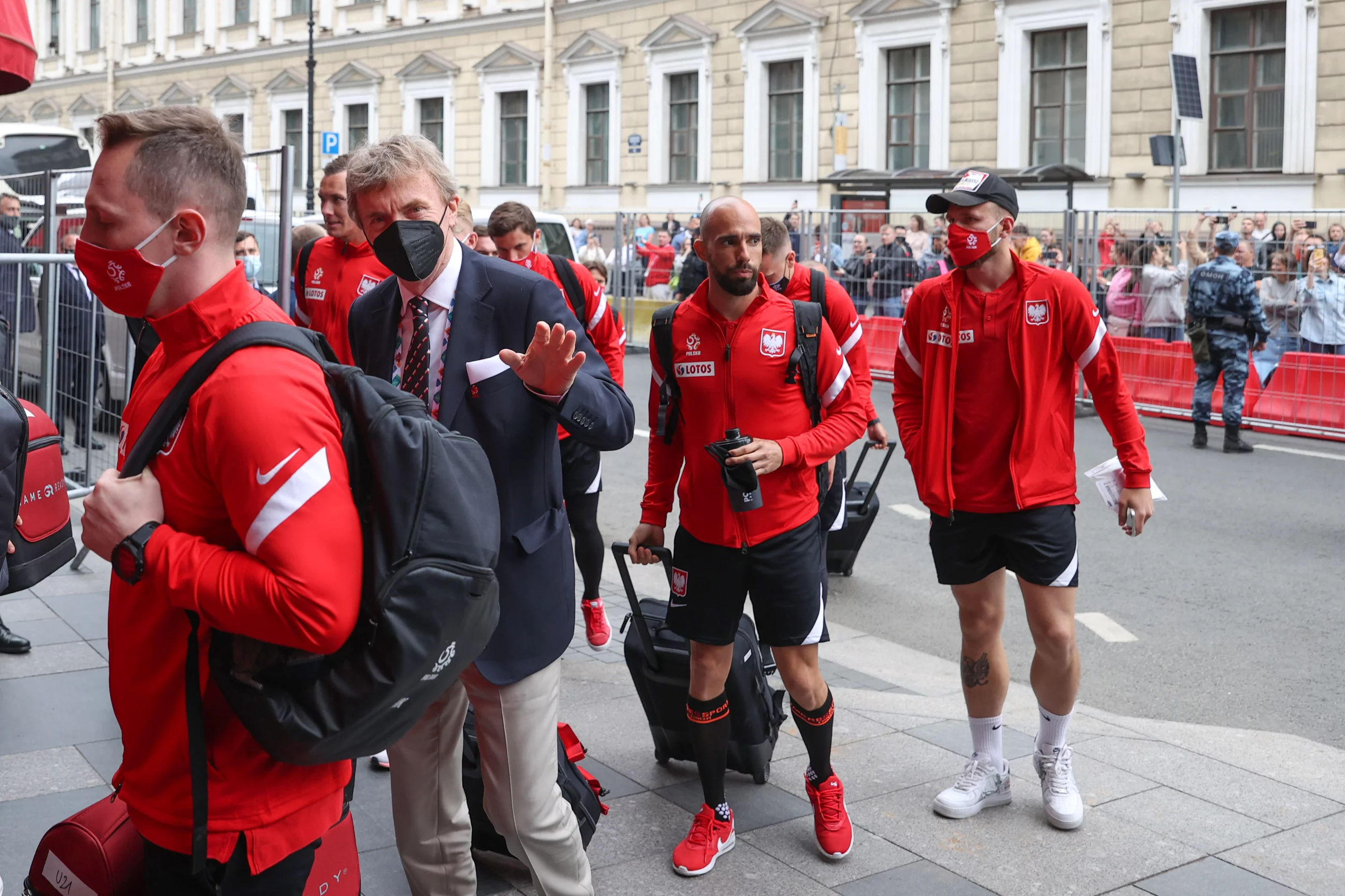 Zbigniew Boniek (w marynarce) i reprezentanci Polski