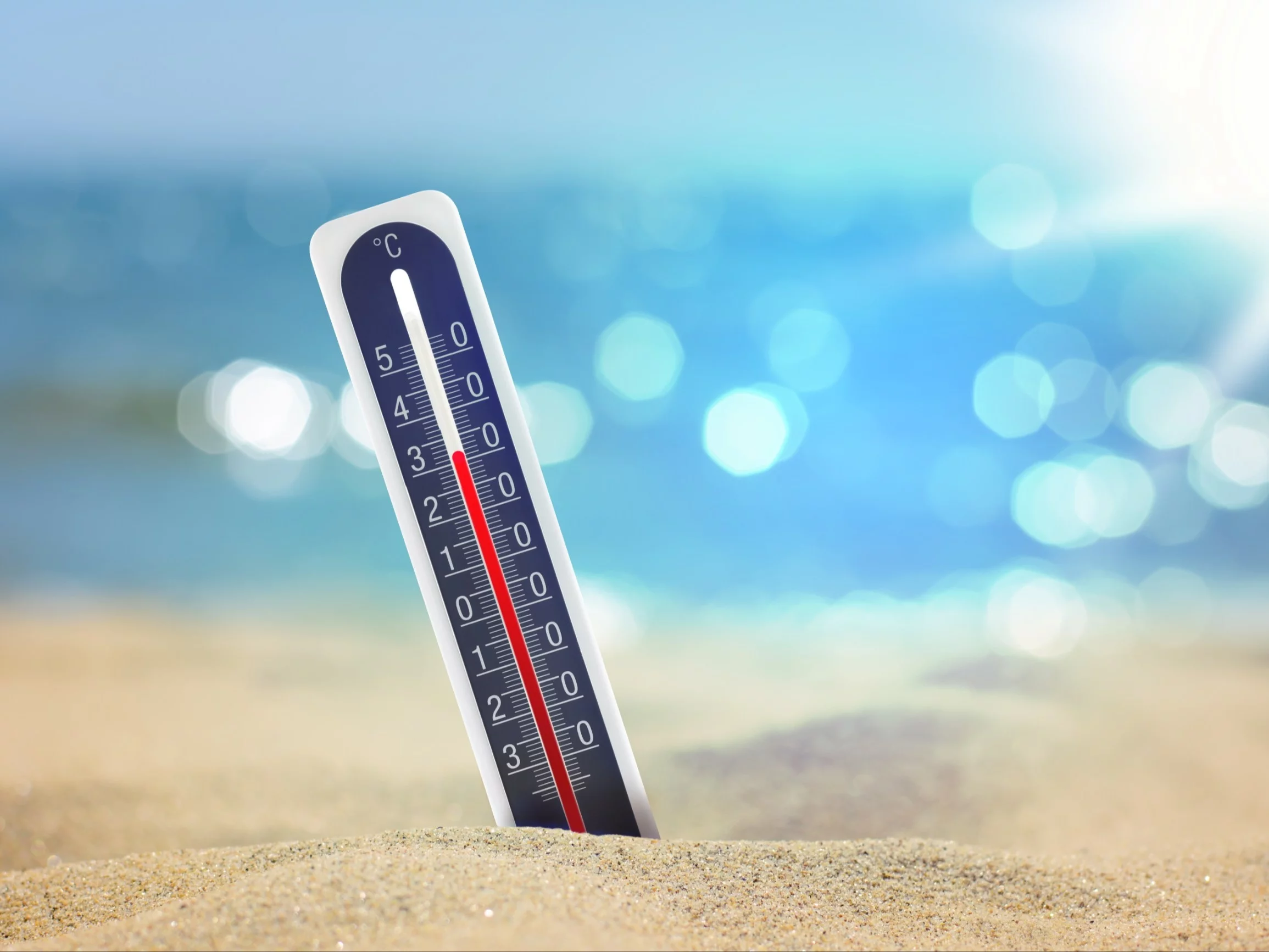 Termometr na plaży, zdjęcie ilustracyjne