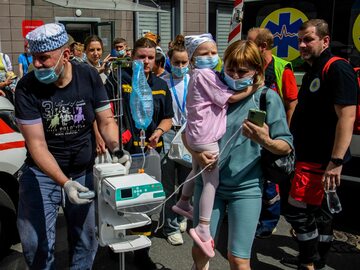 Ewakuacja chorych dzieci po ataku rakietowym Rosji na szpital w Kijowie