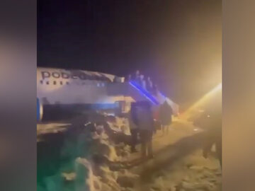 Ewakuacja pasażerów samolotu w Permie