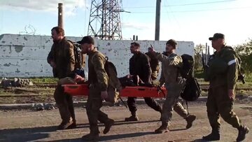 Ewakuacja rannego żołnierza z Azowstalu z Mariupolu, 17 maja