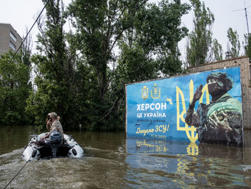Ewakuacja z zalanego obszaru Chersonia w Ukrainie