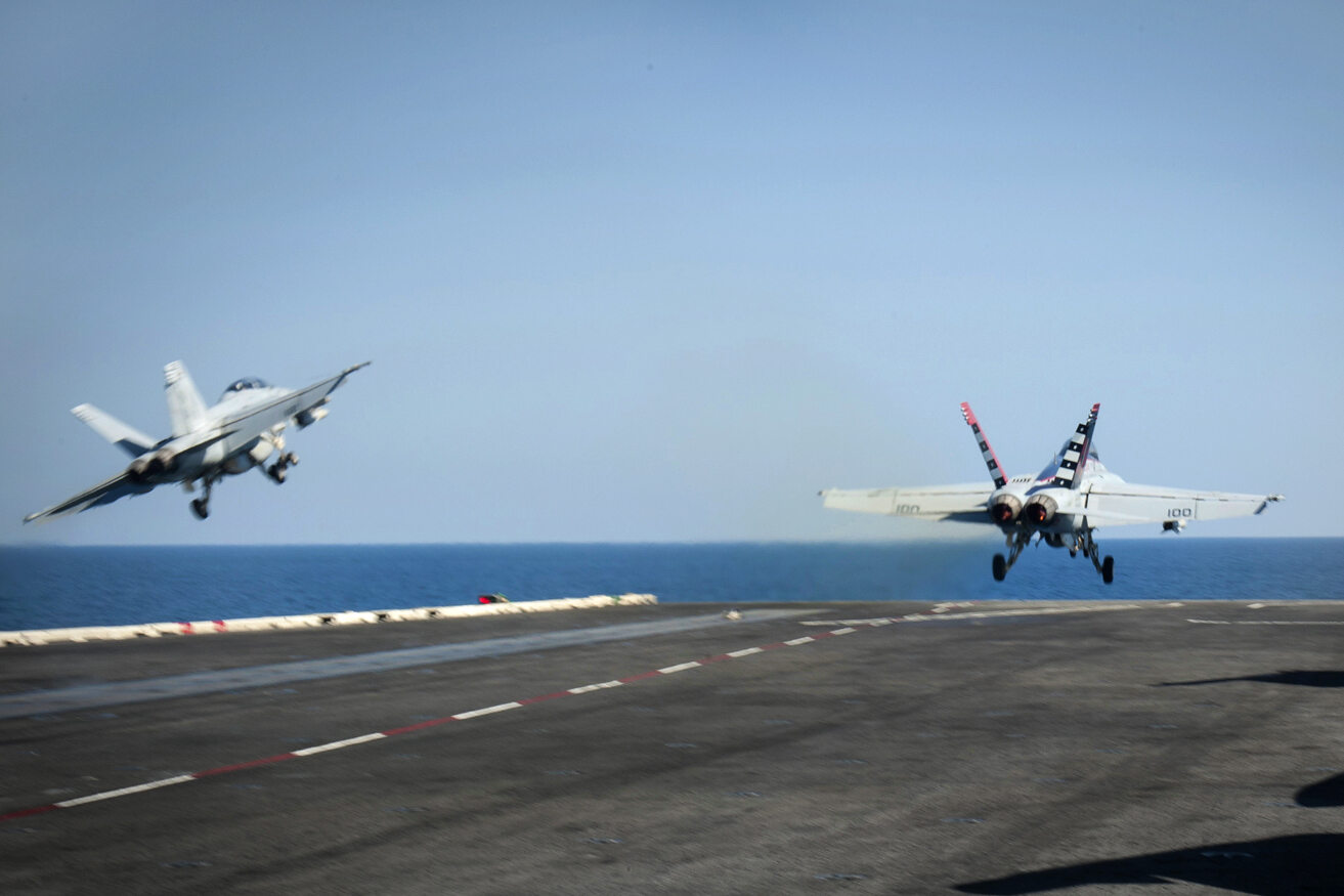 F-18 Hornet startują w lotniskowca USS Carl Vinson. Operacja Inherent Resolve