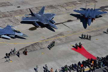F-22 Raptor, F-16 Fighting Falcon i F-15K Slam Eagle - pokaz siły sojuszników z Japonii, USA i Korei Południowej