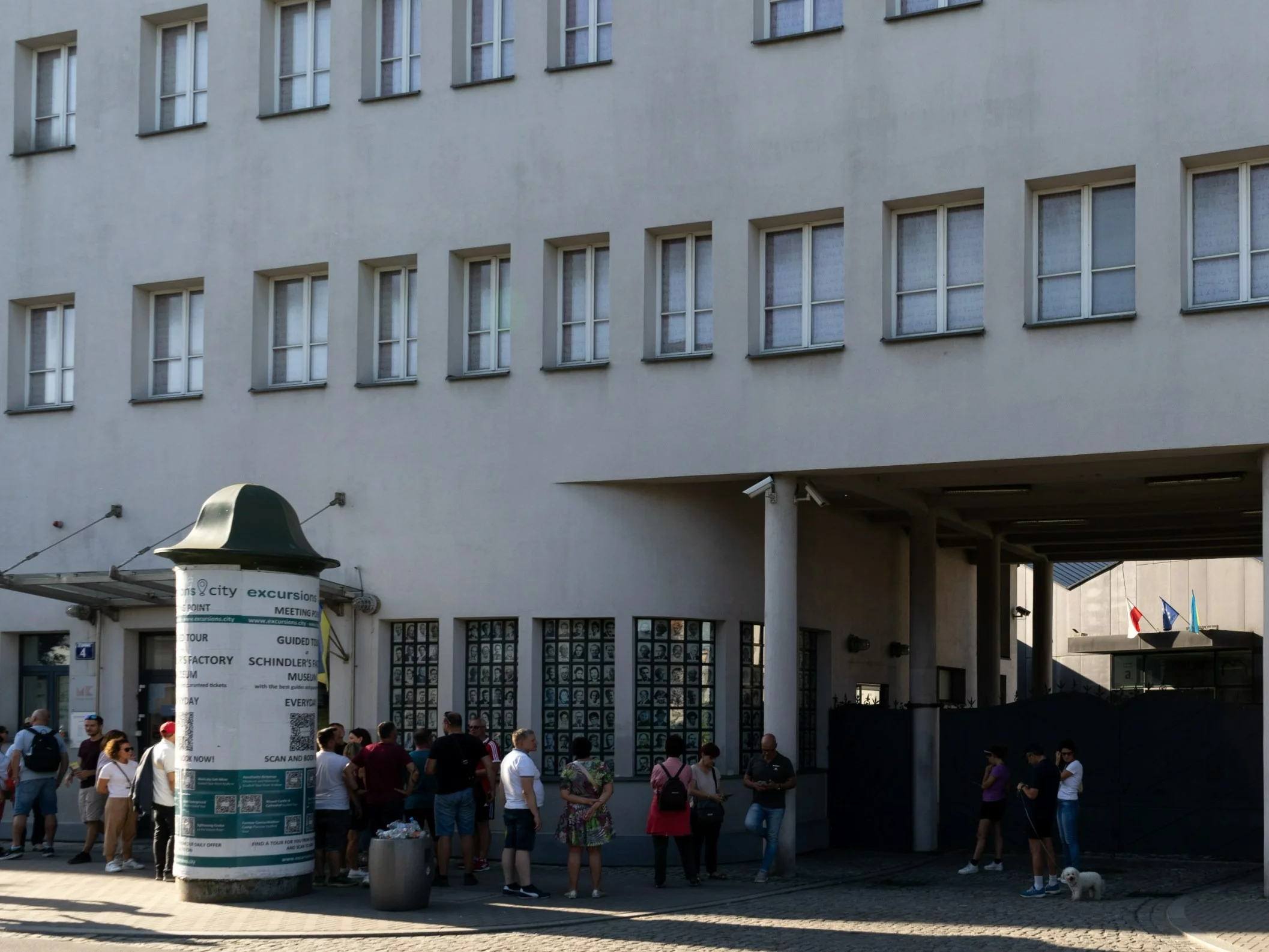 Kolejka do Fabryki Emalia Oskara Schindlera