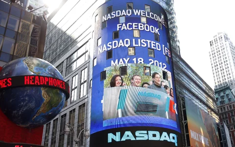 Debiut Facebooka na Nasdaq zakończył się mało spektakularnie. Cena akcji wyniosła 38,24 dol., co dało 0,6 proc. zysku na zamknięciu Eyevine/East News