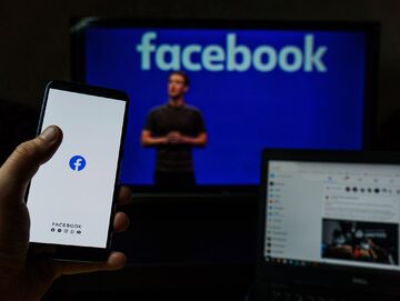 Facebook i jego twórca Mark Zuckerberg