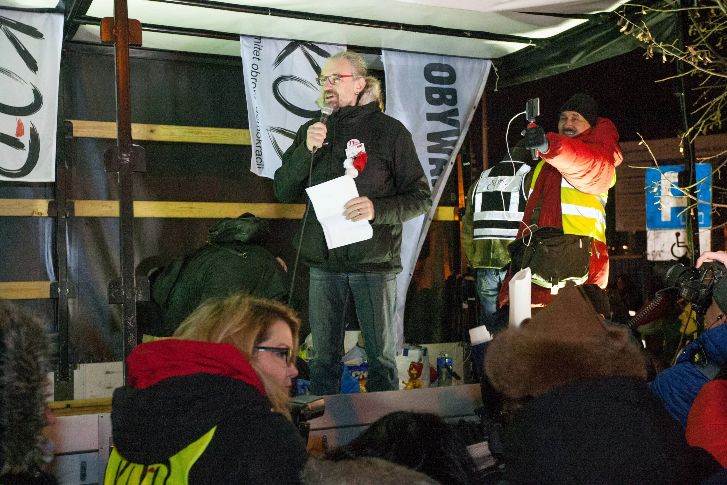 Mateusz Kijowski podczas demonstracji pod Sejmem