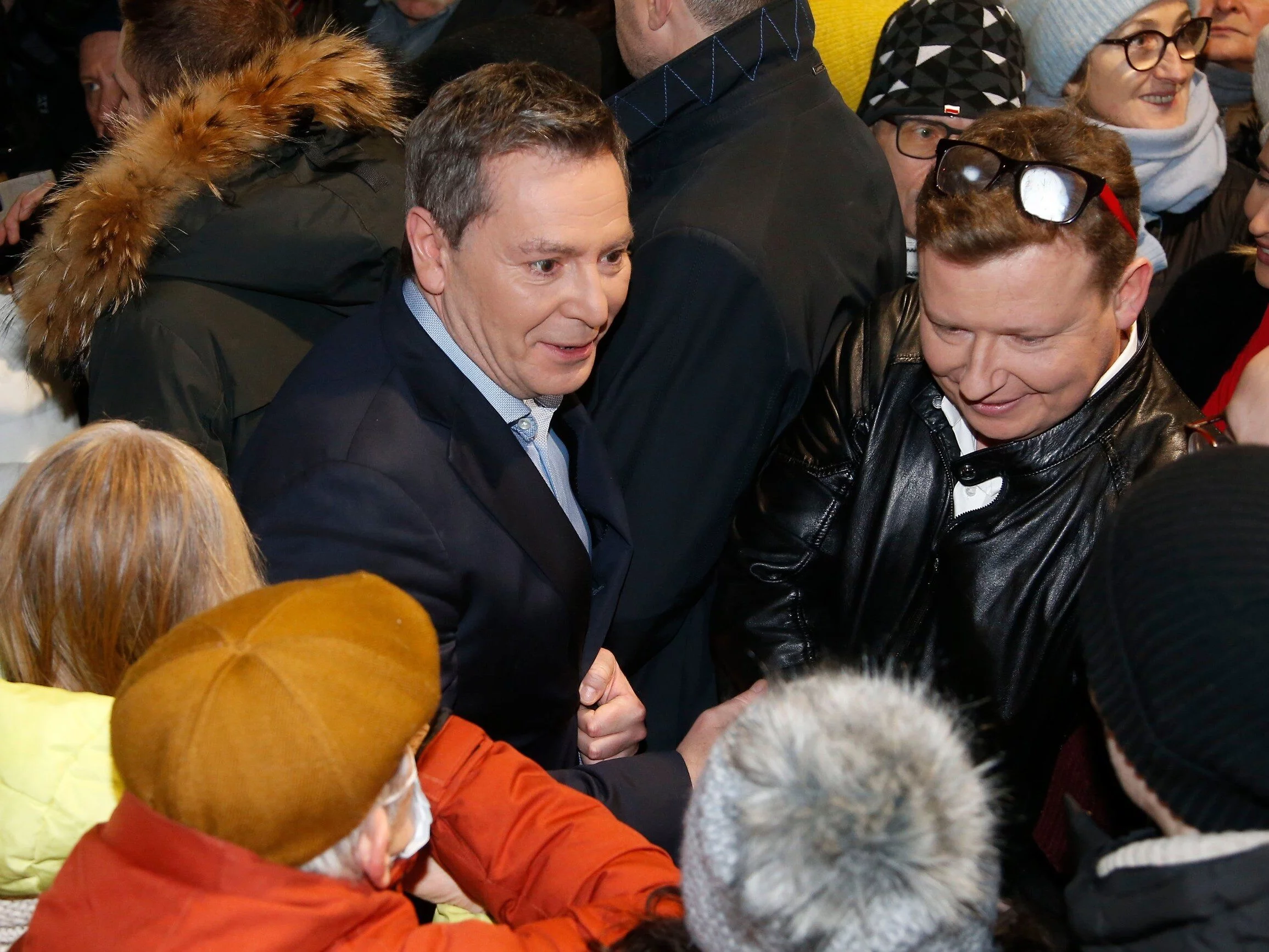 Protest w obronie TVP Info. Michał Adamczyk w grupie uczestników