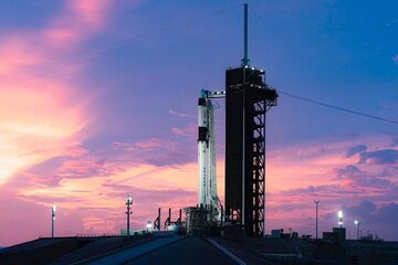 Falcon 9 z kapsułą Crew Dragon na stanowisku startowym