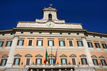 Fasada Palazzo Montecitorio, siedziby włoskiej Izby Deputowanych