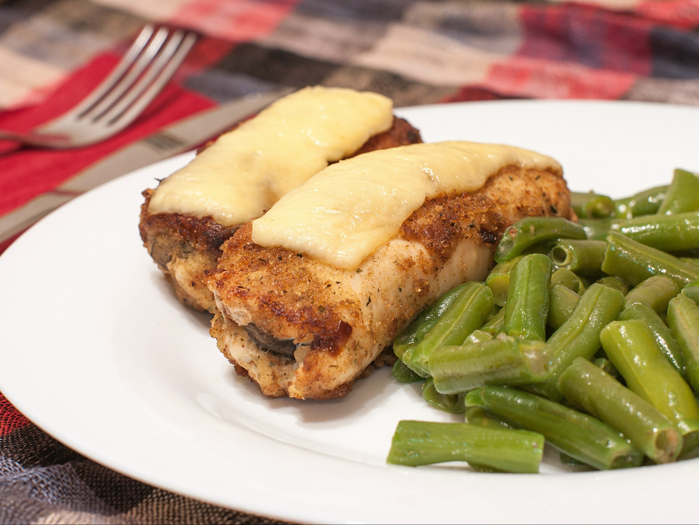 Te kieszonki z piersi kurczaka robię szybko, a rodzina uwielbia ten obiad. Poznaj mój prosty przepis