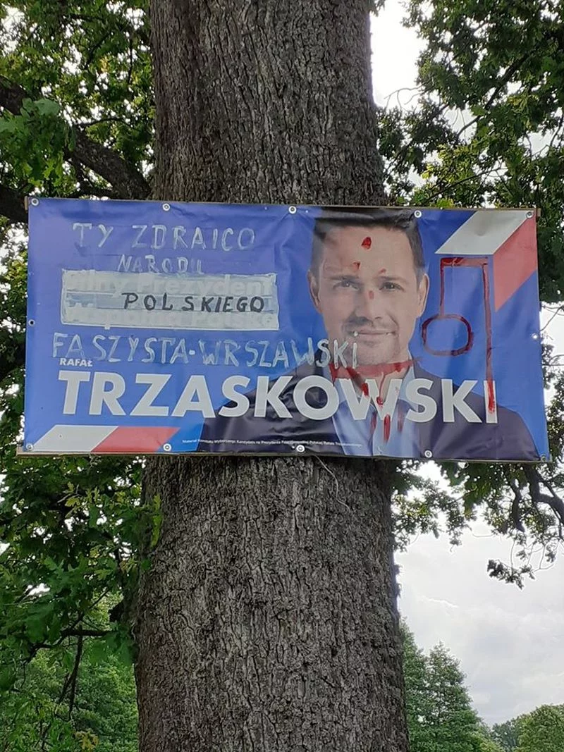 Zniszczony baner Rafała Trzaskowskiego