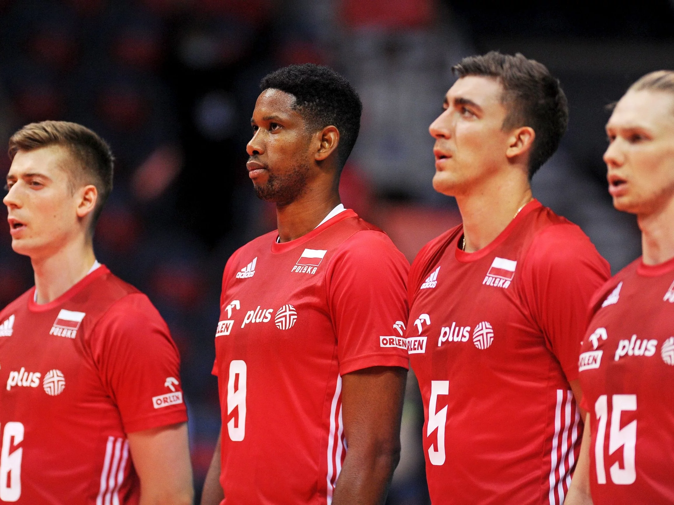 Wilfredo Leon (drugi z lewej)