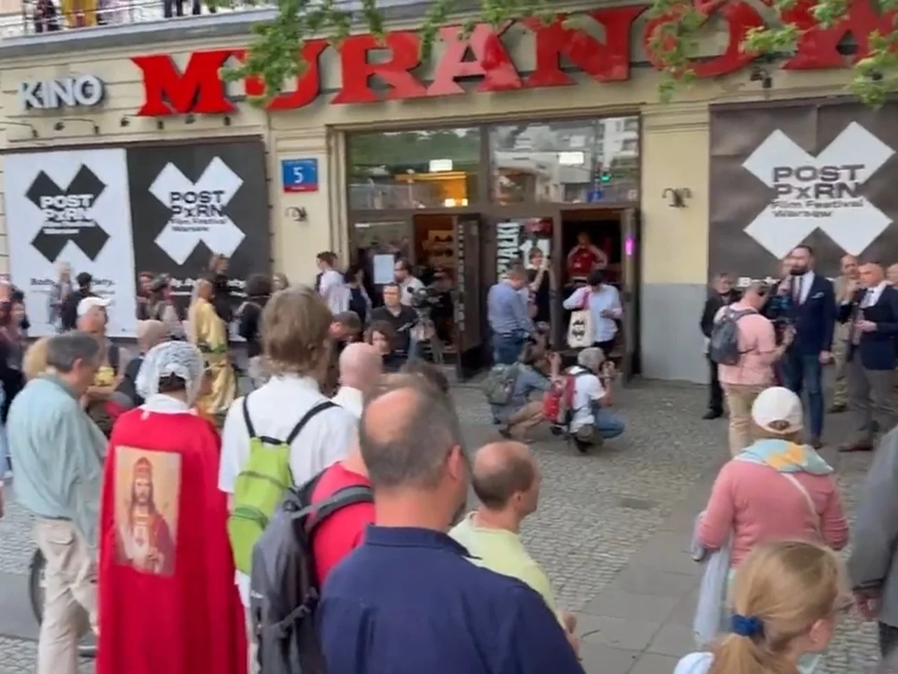 Protest i modlitwa różańcowa przed kinem Muranów w Warszawie