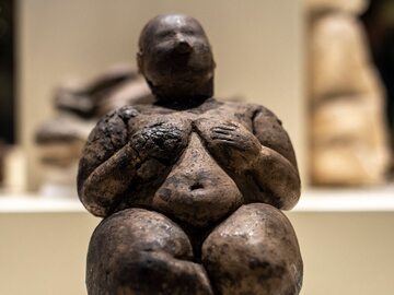 Figurka kobiety w z okresu neolitu w muzeum w Ankarze