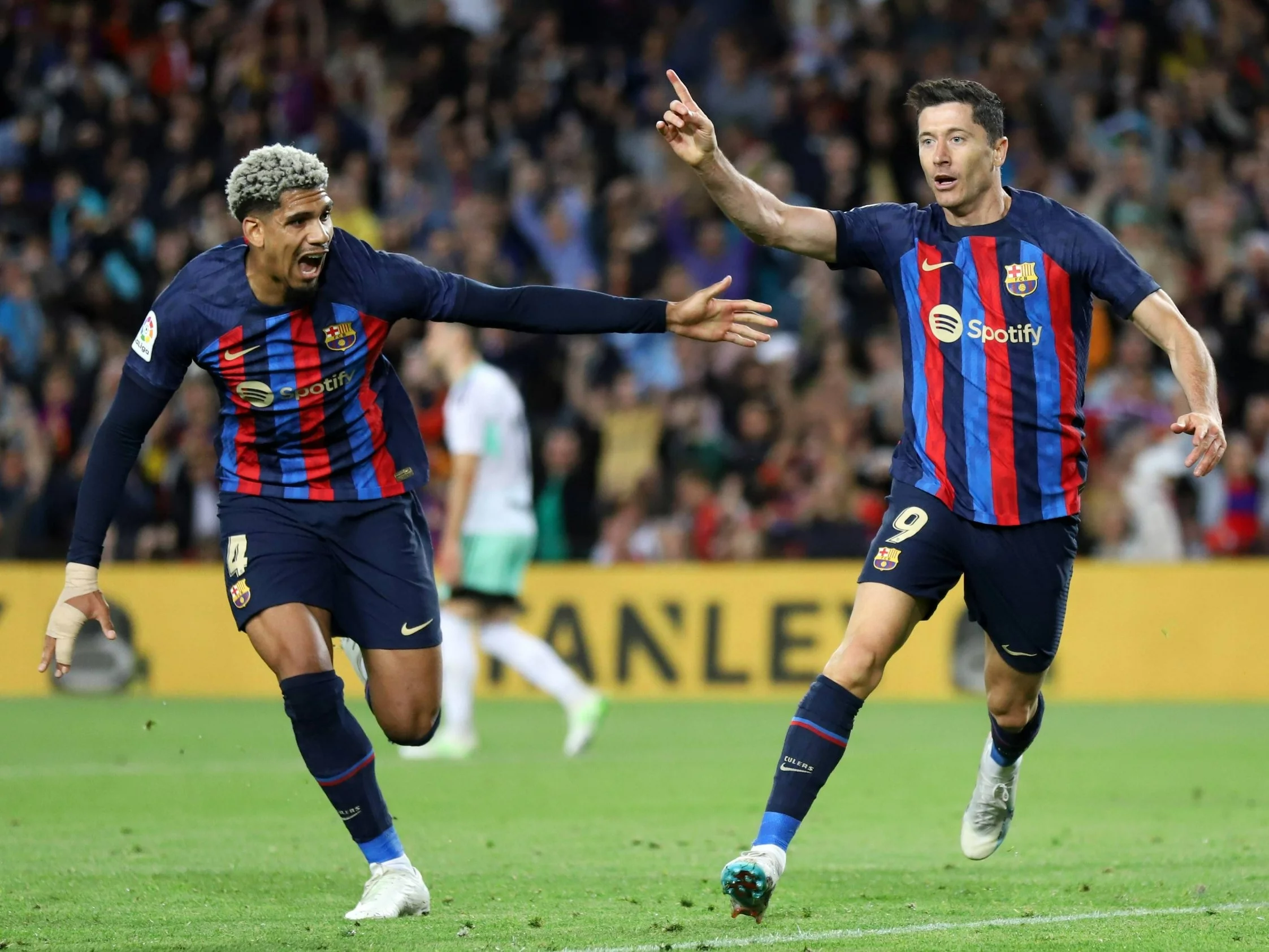 Ronald Araujo i Robert Lewandowski