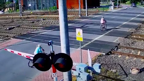 Rowerzystki wjechały na przejazd na czerwonym świetle