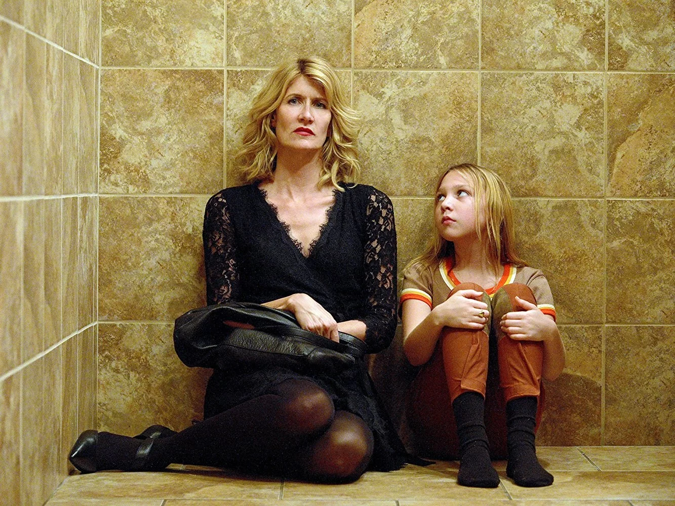Laura Dern i Isabelle Nélisse w filmie „Opowieść”