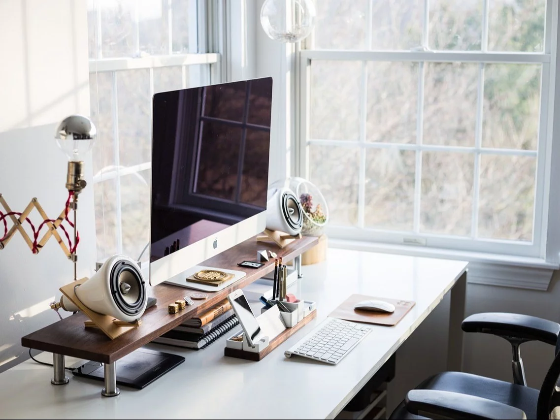 Sprzęt firmowy na biurku