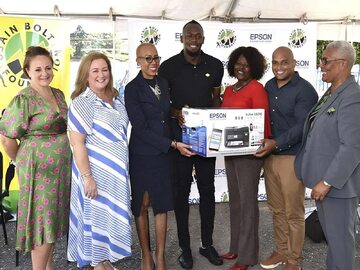 Firma Epson przekazuje kolejne drukarki EcoTank Fundacji Usaina Bolta na Jamajce