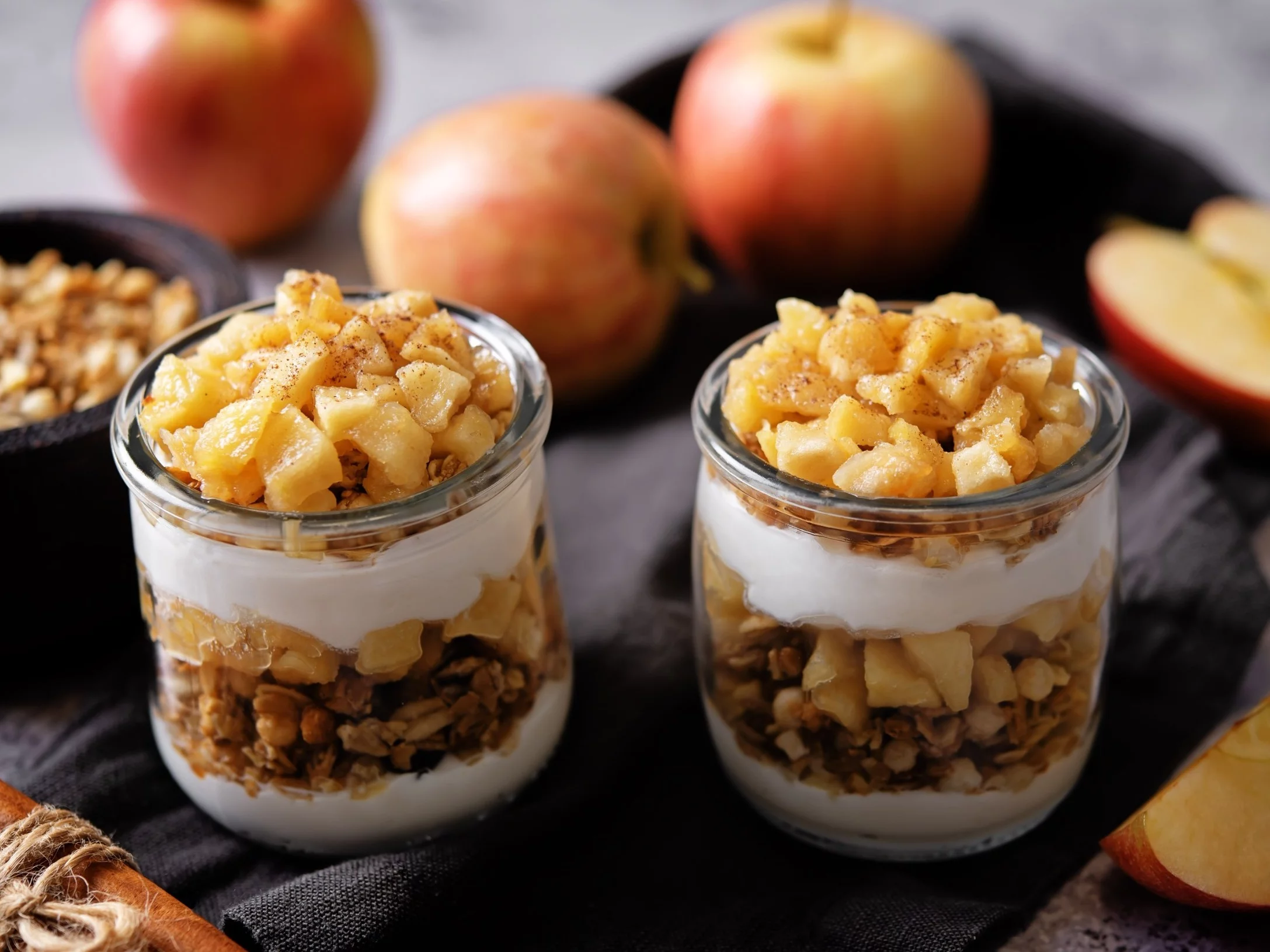 Jesienią robię tylko tę fit szarlotkę bez pieczenia. Pachnie obłędnie, smakuje jak marzenie i nie tuczy