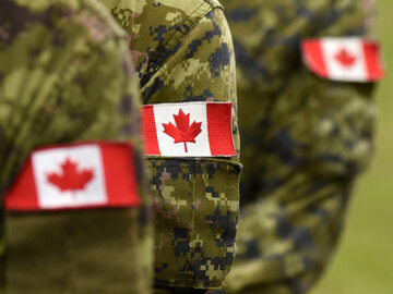 Flaga Kanady na mundurach żołnierzy, zdjęcie ilustracyjne