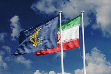Flaga Korpusu Strażników Rewolucji Islamskiej i flaga Islamskiej Republiki Iranu