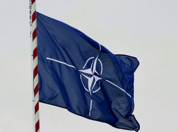 Flaga NATO (fot.  JACEK HEROK / Newspix.pl )