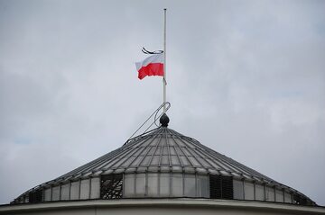 Flaga Polski na budynku Sejmu RP, opuszczona na maszcie do połowy