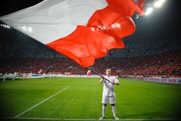 Flaga Polski przed meczem towarzyskim z Nigerią we Wrocławiu