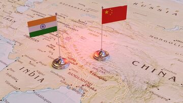 Flagi Indii i Chin na mapie