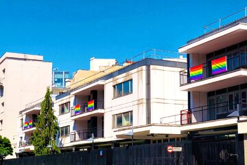 Flagi LGBT na budynku amerykańskiej ambasady w Warszawie