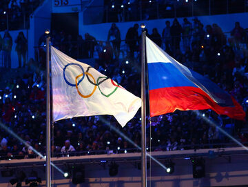 Flagi: olimpijska i rosyjska