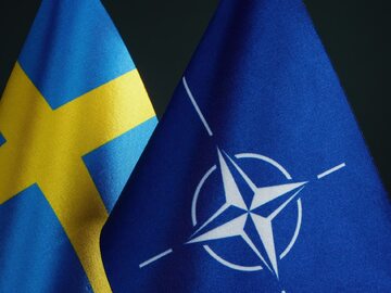 Flagi Szwecji, NATO i Turcji